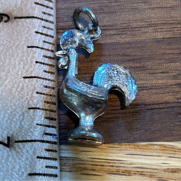 Rooster Charm - Very Cute , lots of detail.  Perfect for jewelry or craft piece. - Picture 5 of 6